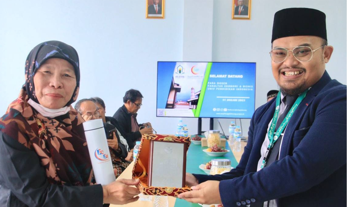 Fakultas Pendidikan Ekonomi Bisnis (FPEB) UPI Bandung Gelar Workshop Keterampilan Dasar Mengajar di Pondok Pesantren As-Syifa Sagalaherang