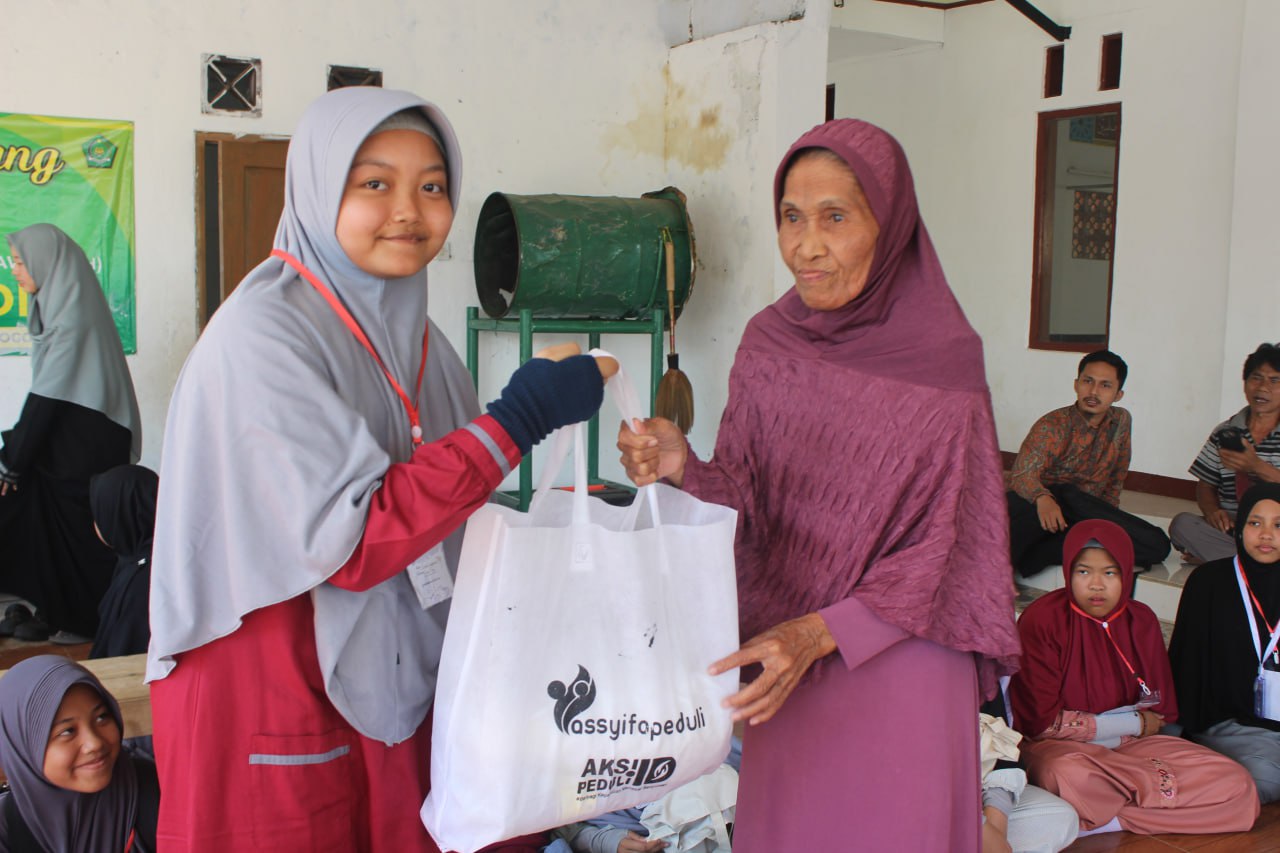 Baksos Murid As-Syifa Wanareja, Bagikan 100 Paket Sembako Untuk Dhuafa