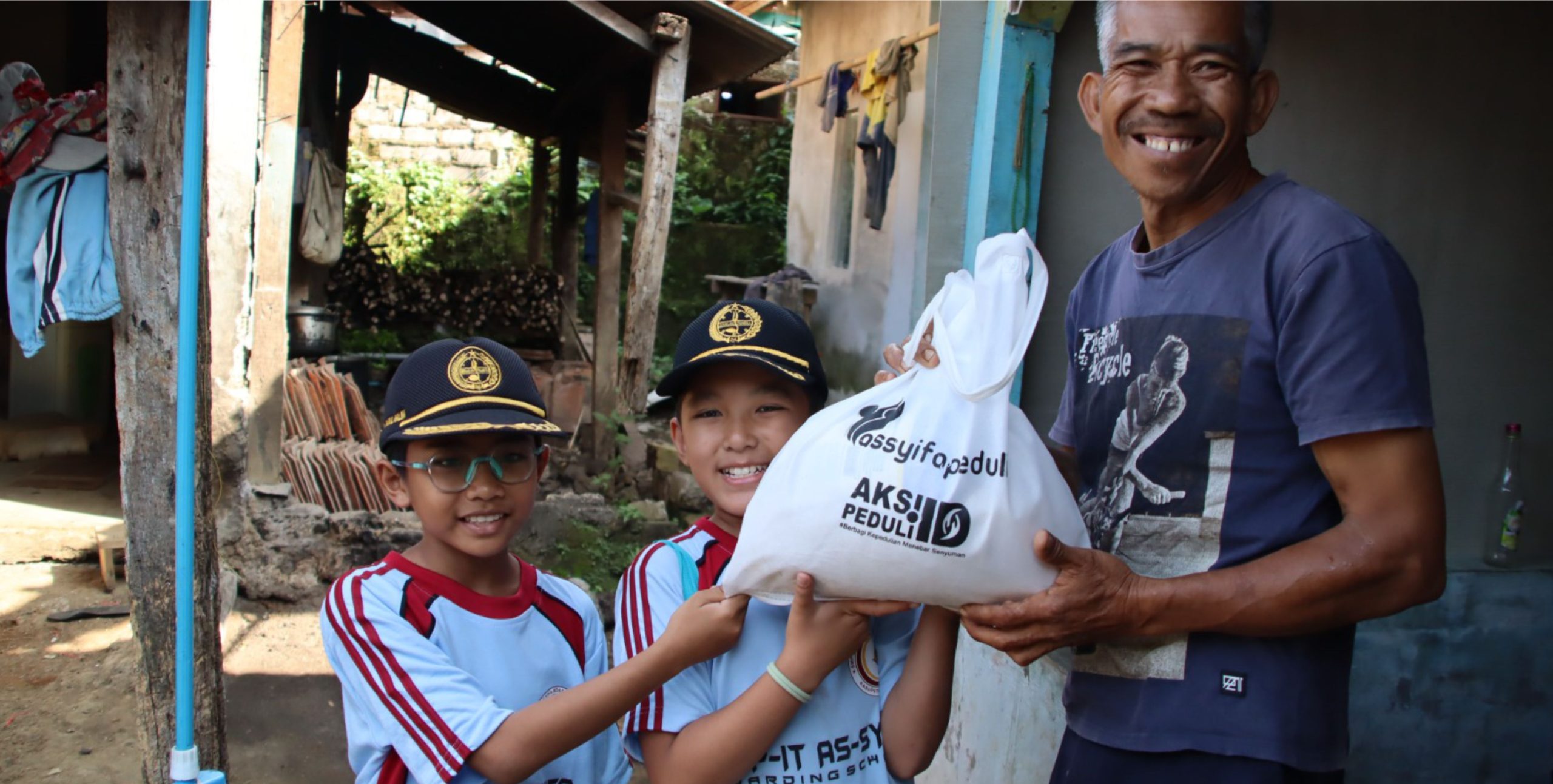 Bentuk Kecerdasan Sosial, Santri Baru PonPes As-Syifa Jangkau 10 Desa Distribusikan 1.665 Paket Santunan untuk Yatim & Dhuafa.