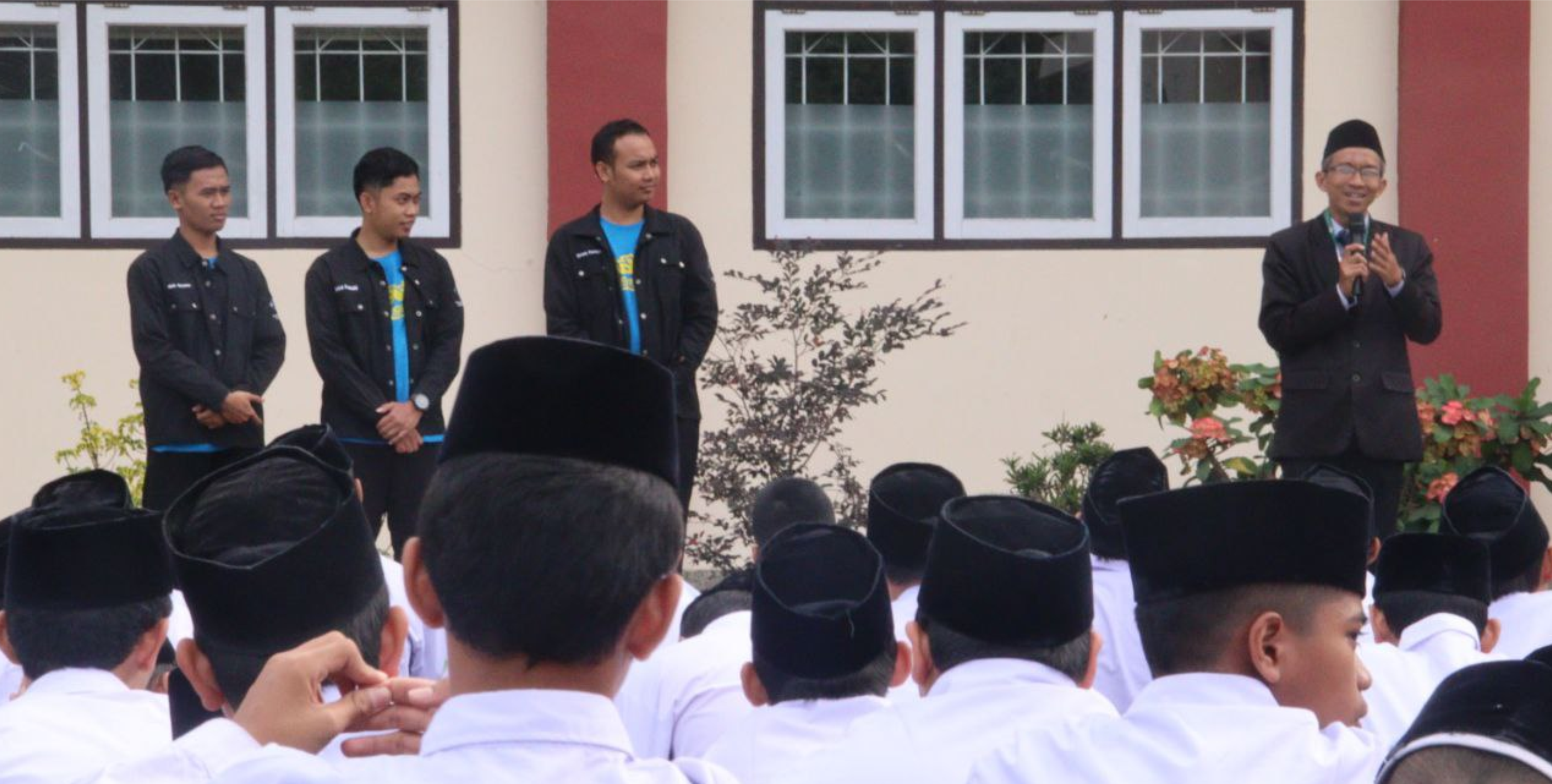 Tutor Global English Goes To School Membawa Nuansa Baru di Pondok Pesantren As-Syifa Sagalaherang