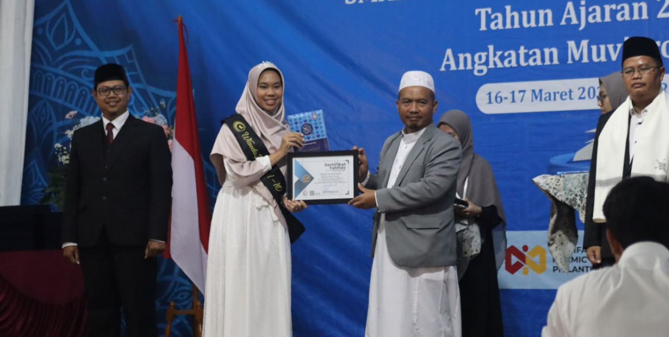 Wisuda Tahfidz: SMAIT Boarding School Wanareja Memukau dengan Prestasi Al-Quran